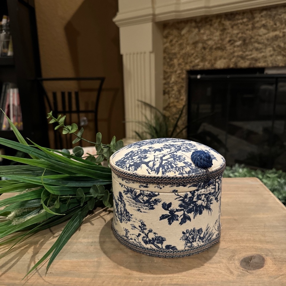 Vintage Victorian Countryside Toile Padded Keepsake Jewelry Trinket Storage Box.